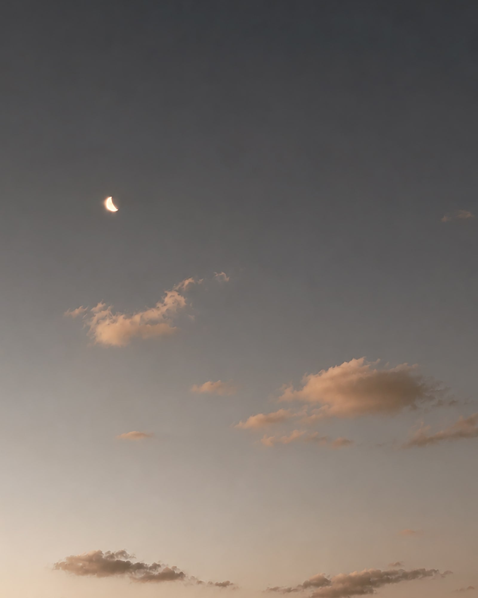 夕暮れの空に浮かぶ月