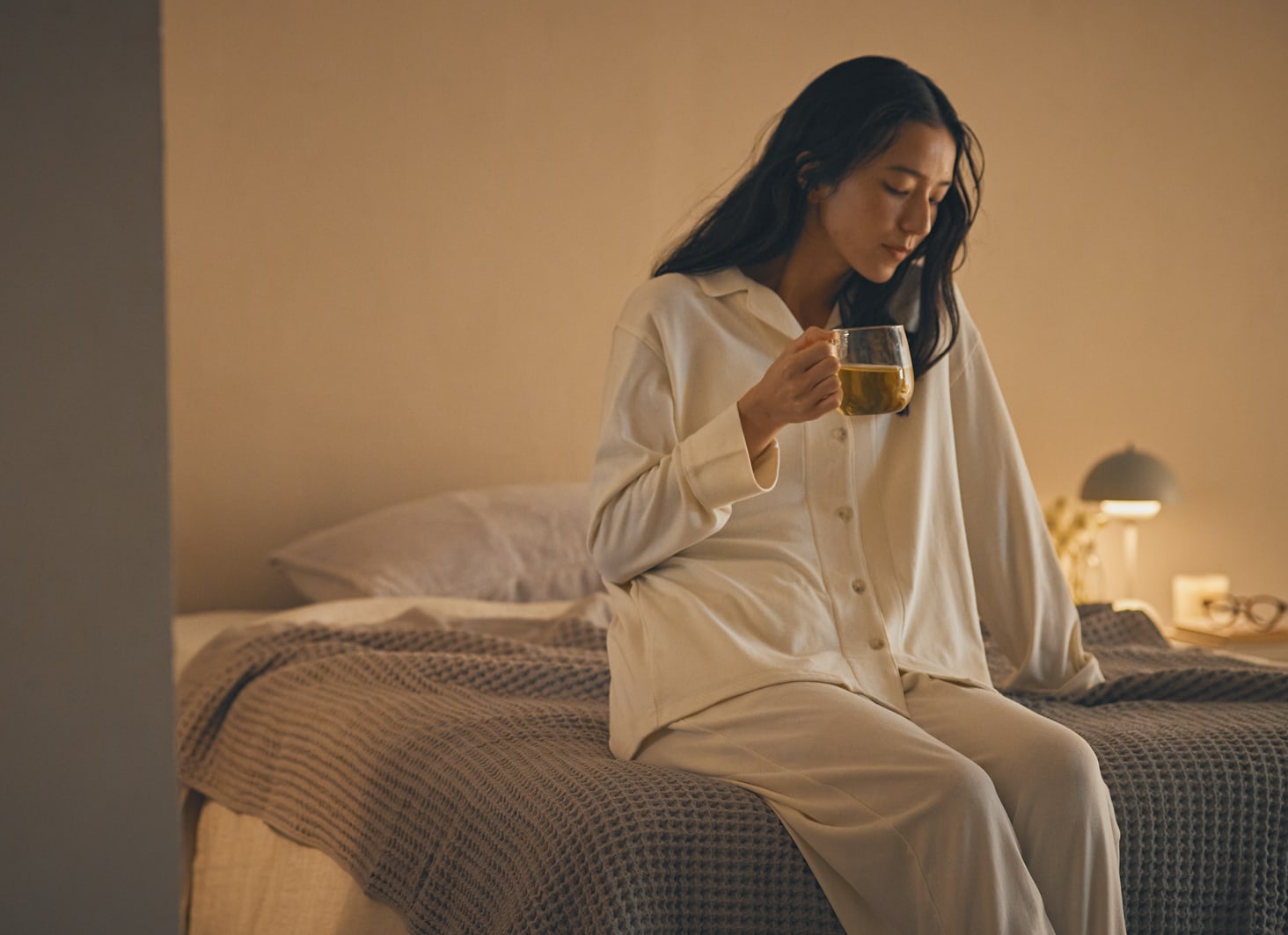 夜の部屋でくつろぐ女性